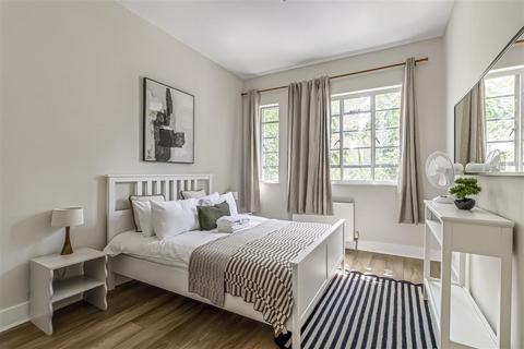 2 bed property, in Tavistock Road, £650,000