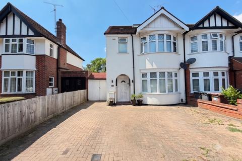 5 bed property, in Wychwood Avenue, £500,000
