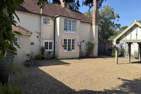 2 bed property, in Mill Road, £475,000