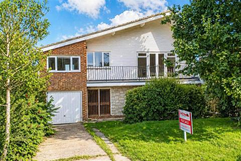 4 bed property, in Pine Avenue, £495,000