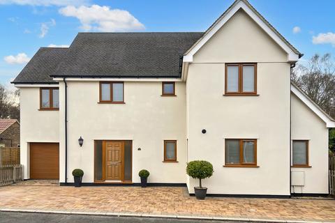 5 bed property, in Avocet Lane, £675,000