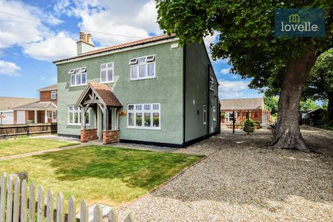 4 bed property, in Main Road, £695,000