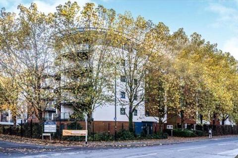 2 bed property, in Channel Way, £200,000