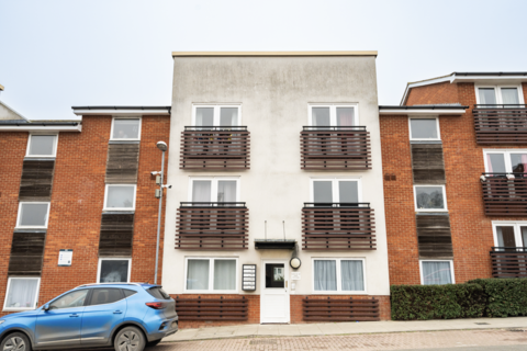2 bed property, in Tye Road, £116,000