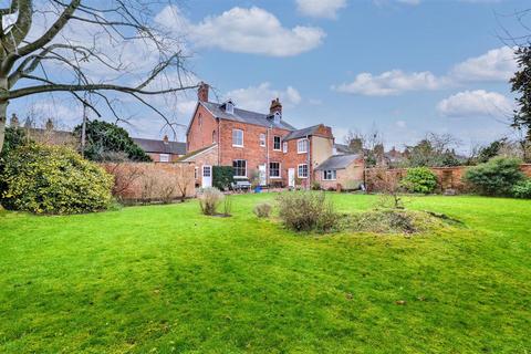 6 bed property, in Albert Place, £695,000