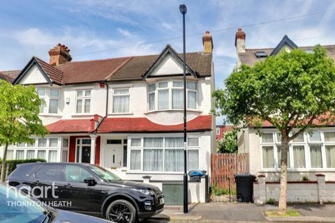 3 bed property, in Oaklands Avenue, £450,000