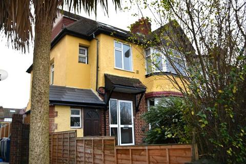 5 bed property, in Waverley Gardens, £749,950