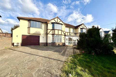 5 bed property, in Leatherhead Road, £800,000