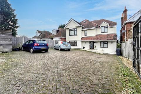 3 bed property, in Ringwood Road, £505,000