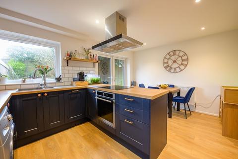 3 bed property, in Roman Way, £290,000