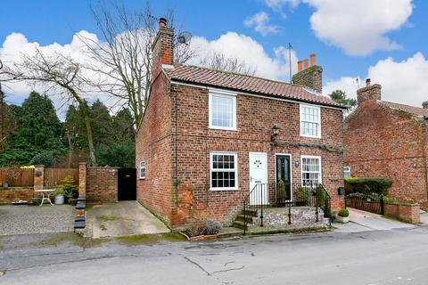 2 bed property, in Cherry Garth, £199,950