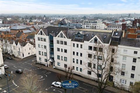 1 bed property, in Clarendon Avenue, £199,950