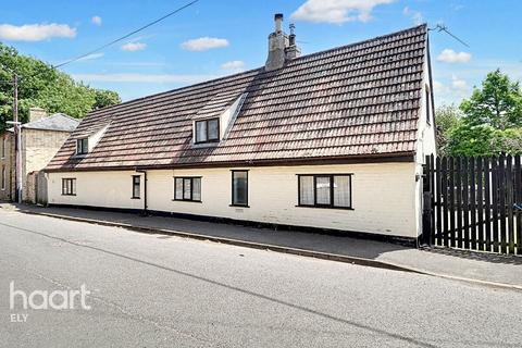 4 bed property, in The High Street, £350,000