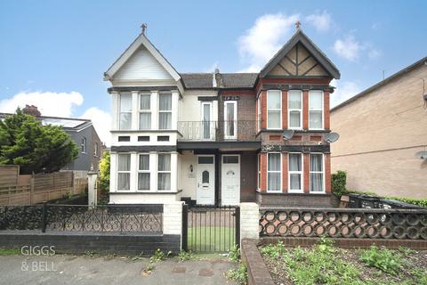 6 bed property, in New Bedford Road, £475,000