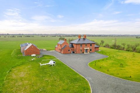 5 bed property, in Youngers Lane, £895,000