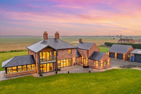 5 bed property, in Youngers Lane, £875,000