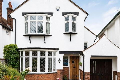 3 bed property, in Mount Grace Road, £825,000