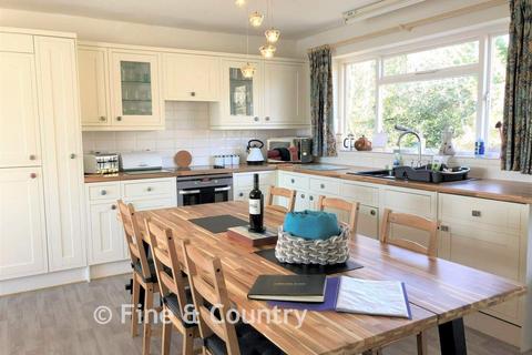 4 bed property, in Steephill Road, £500,000