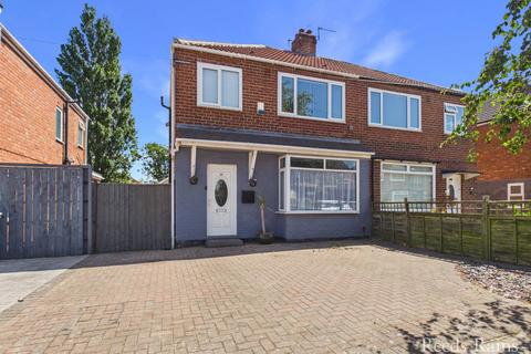 3 bed property, in Stoneleigh Avenue, £180,000