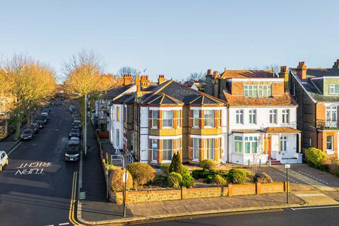 5 bed property, in Westcliff Parade, £750,000