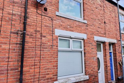 2 bed property, in Woodlands Road, £68,600