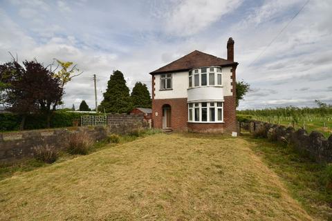 3 bed property, in Whitchurch Road, £325,000