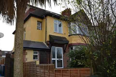 5 bed property, in Waverley Gardens, £800,000