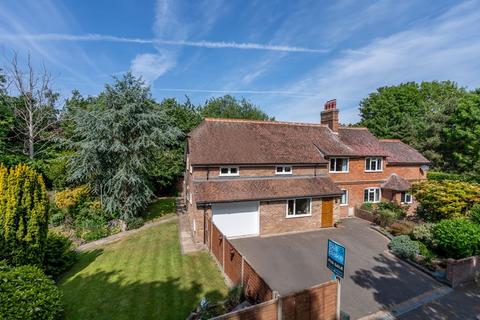 5 bed property, in Coach Road, £650,000