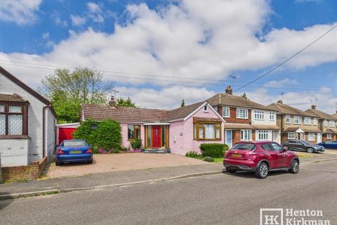 3 bed property, in Passingham Avenue, £585,000