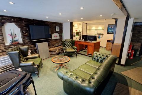 2 bed property, in High Street, £365,000