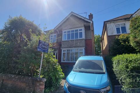 2 bed property, in Leamington Road, £235,000