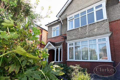 2 bed property, in Leamington Road, £225,000