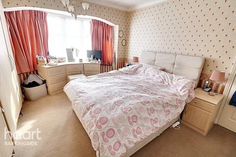 3 bed property, in Stradbroke Grove, £550,000