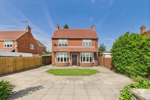 2 bed property, in Lichfield Road, £260,000