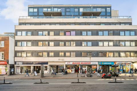 1 bed property, in High Street, £130,000