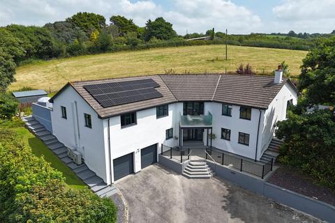 5 bed property, in Bush, £810,000