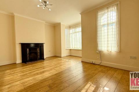 2 bed property, in Broadmead Road, £220,000