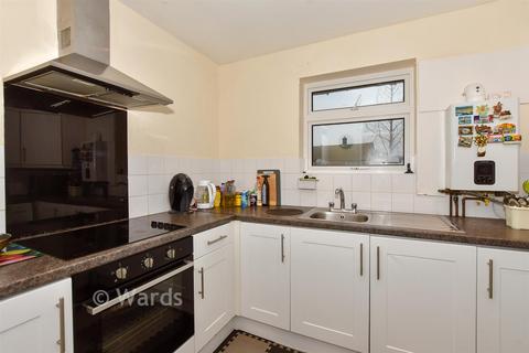 2 bed property, in Bishops Close, £180,000