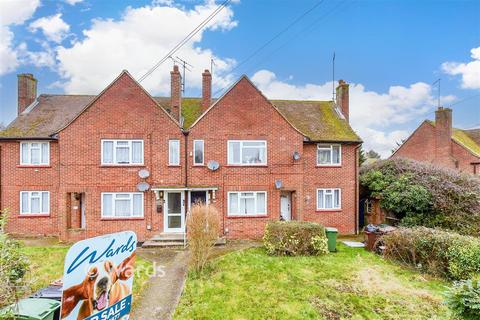 2 bed property, in Bishops Close, £180,000