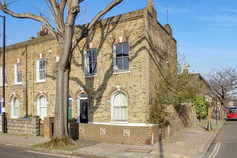 3 bed property, in Lynton Road, £850,000
