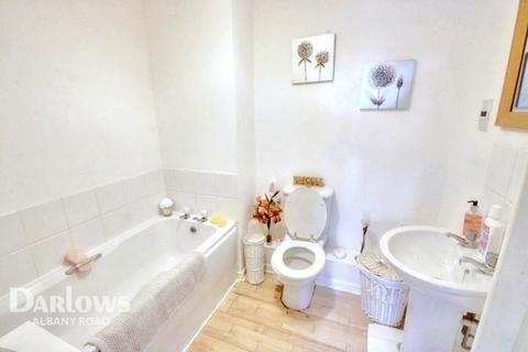 2 bed property, in Beaufort Square, £145,000