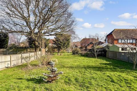 3 bed property, in Chestfield Road, £450,000