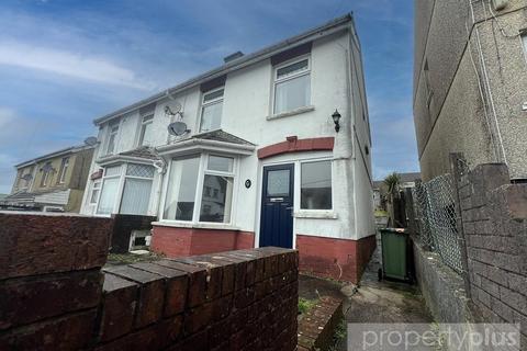 3 bed property, in Thomas Street, £128,000