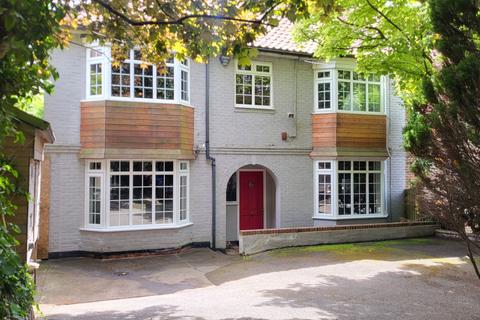 4 bed property, in Arundel Road, £675,000