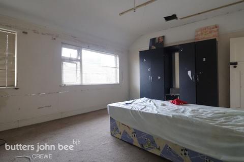 3 bed property, in Neville Street, £108,000