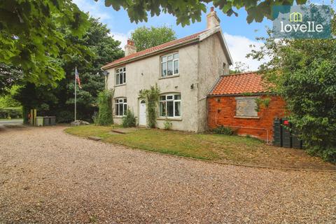 4 bed property, in Warren Road, £377,000