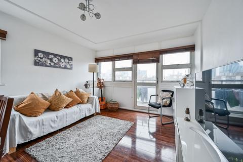2 bed property, in Pauline House, £350,000