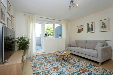 1 bed property, in Rosemoor House, £275,000