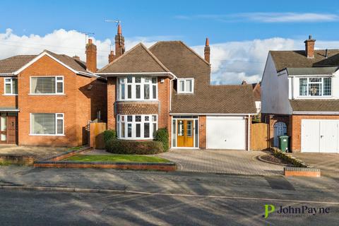 4 bed property, in Knoll Drive, £675,000