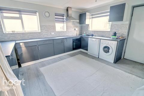 3 bed property, in Saxilby Road, £175,000